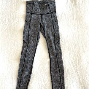 Lululemon gray and white patterned leggings | 0